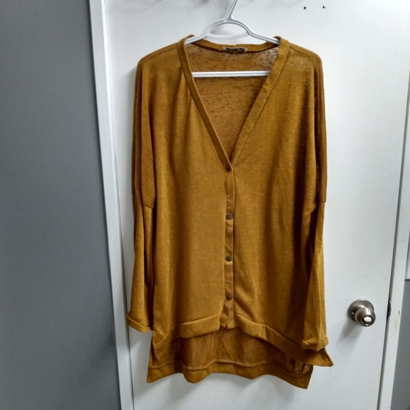 Sweaters - Buy 2 get 1 FREE! 💖 Hi low gold cardigan